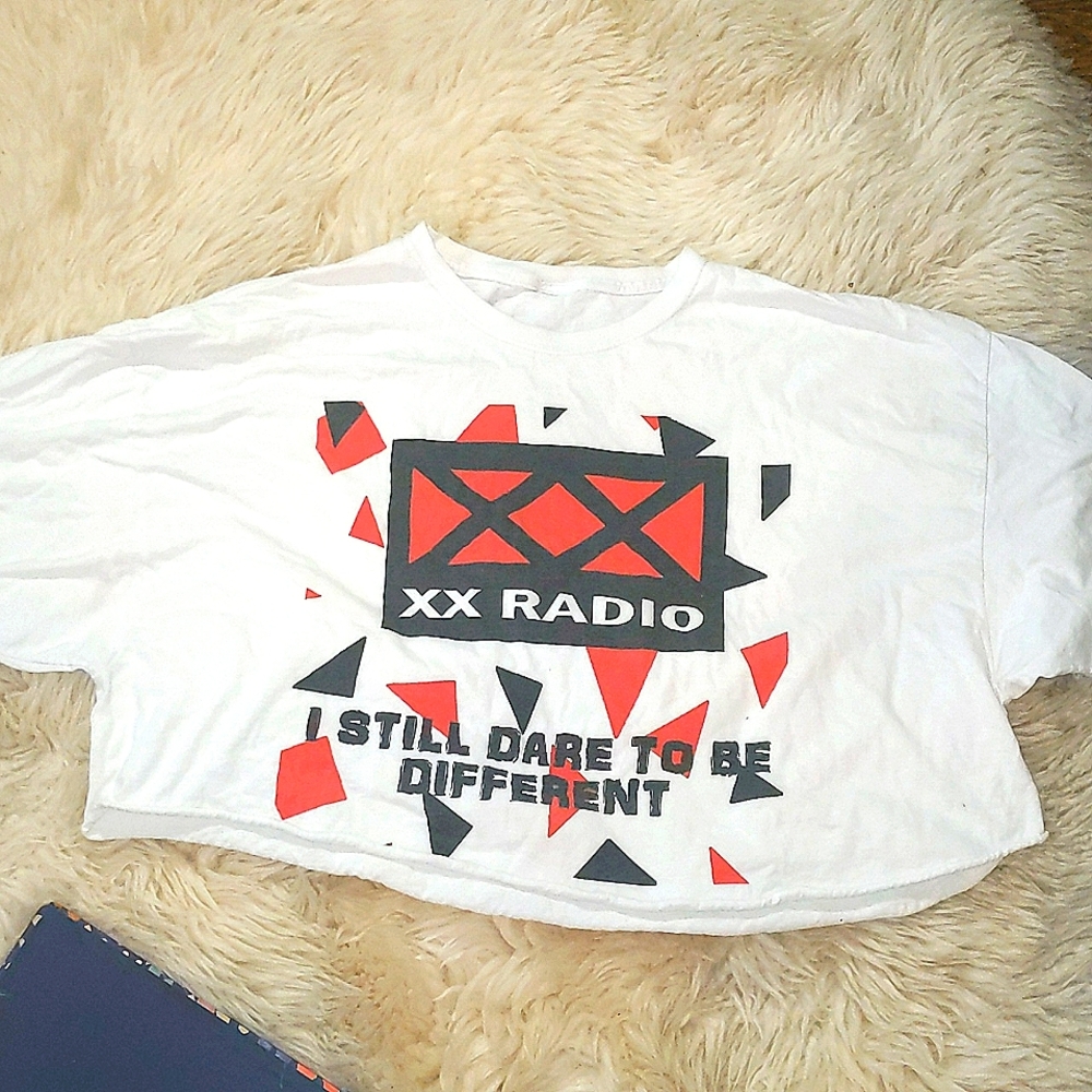 Cropped dare to be different tshirt
